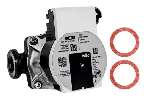 Heizkreispumpe von Wolf mit zwei Dichtungen, schwarze und graue Elemente, auf dem Gehäuse sind QR-Codes und technische Informationen angebracht.